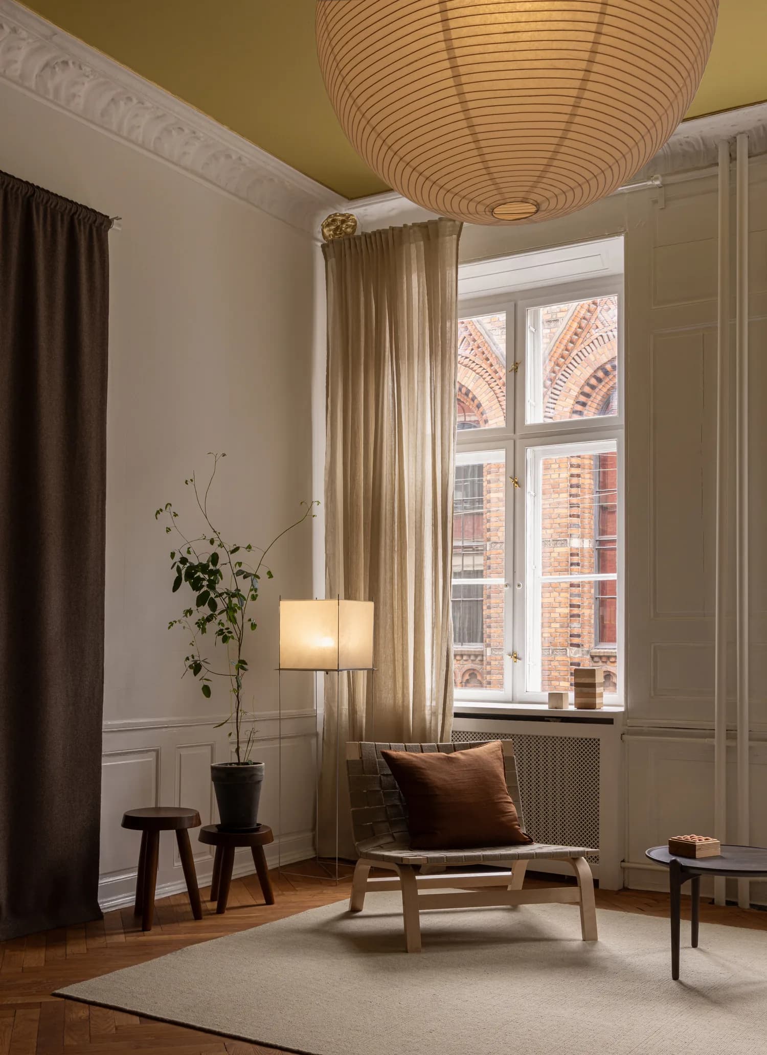 Klinikkens praksisrum på Fiolstræde 14, København: lænestol, papirlampe og udsigt mod Latinerkvarteret